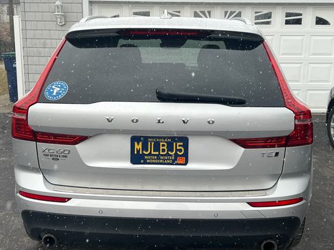 Used 2021 Volvo XC60 T5 Momentum w/ Advanced Package image 4