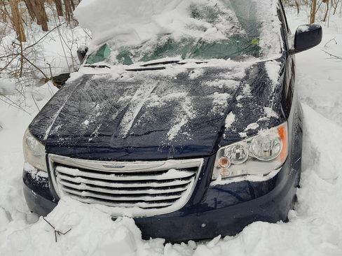 Used 2016 Chrysler Town & Country Touring image 6