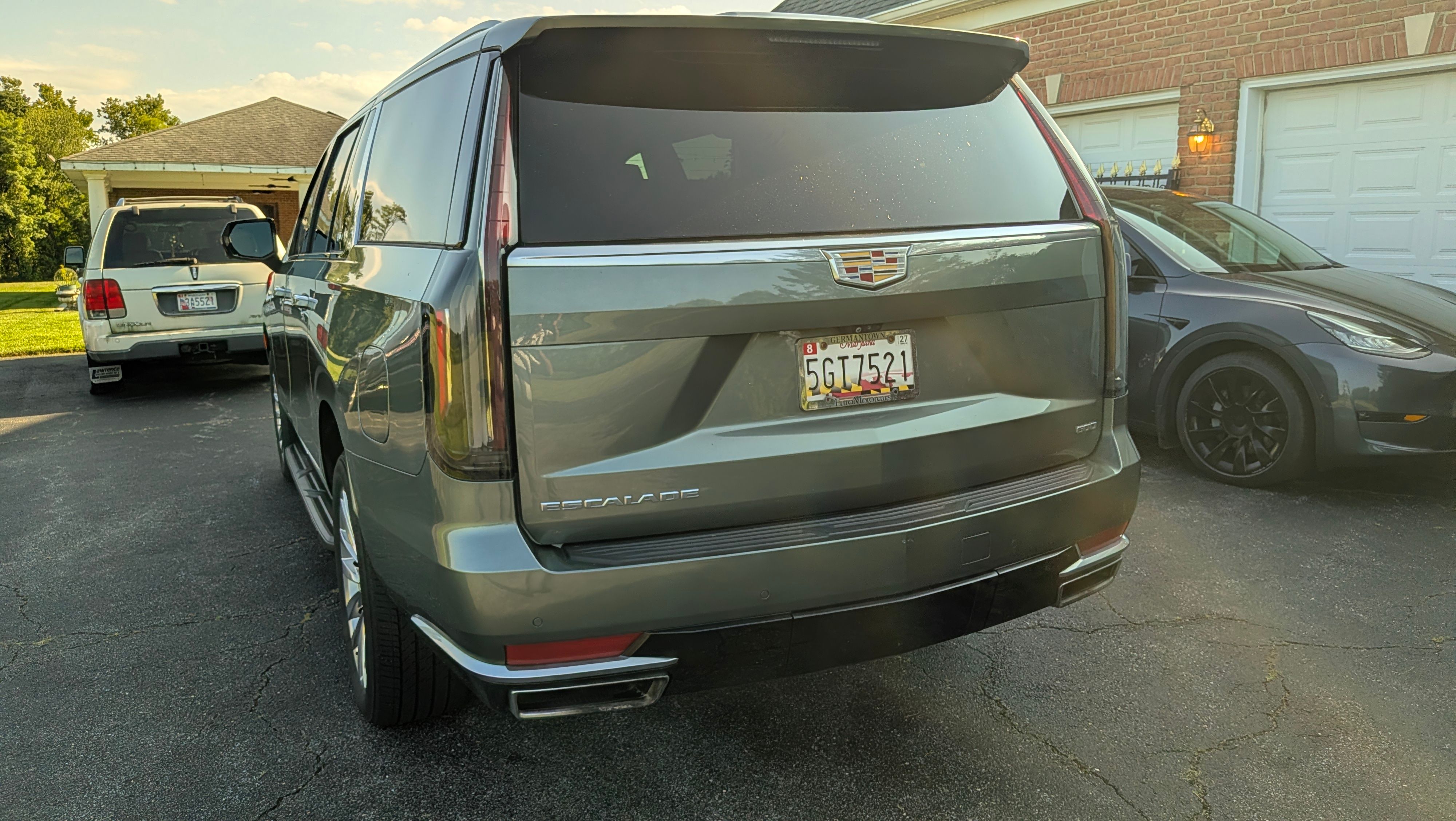 Used 2023 Cadillac Escalade ESV Premium Luxury w/ Performance Package AWD/4WD image 8