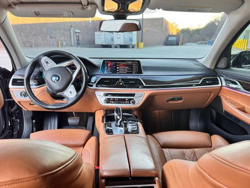 Used 2022 BMW 750i xDrive w/ Luxury Rear Seating Package image 10