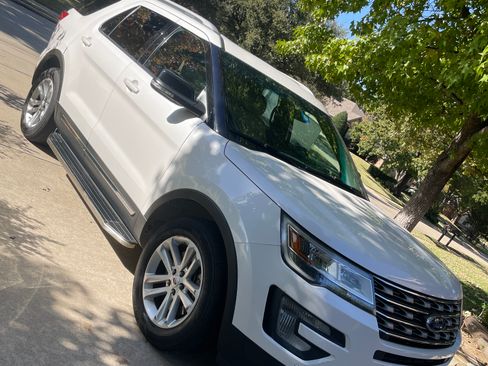 Used 2016 Ford Explorer XLT w/ Equipment Group 202A image 2