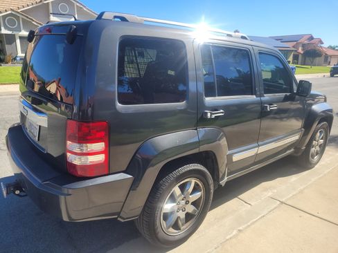 Used 2010 Jeep Liberty Limited w/ Tire & Wheel Group image 10