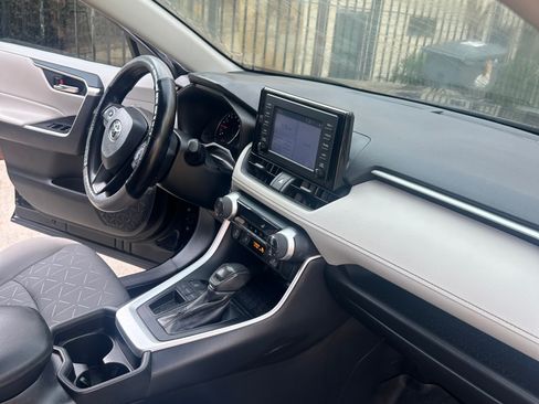 Used 2019 Toyota RAV4 XLE image 9
