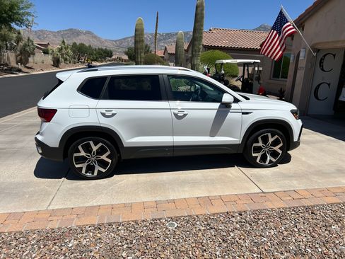Used 2022 Volkswagen Taos SEL AWD/4WD image 2