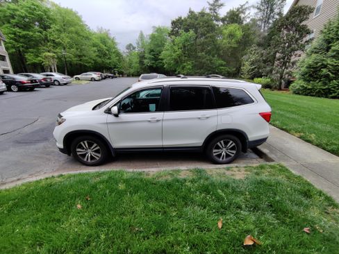 Used 2018 Honda Pilot EX image 2
