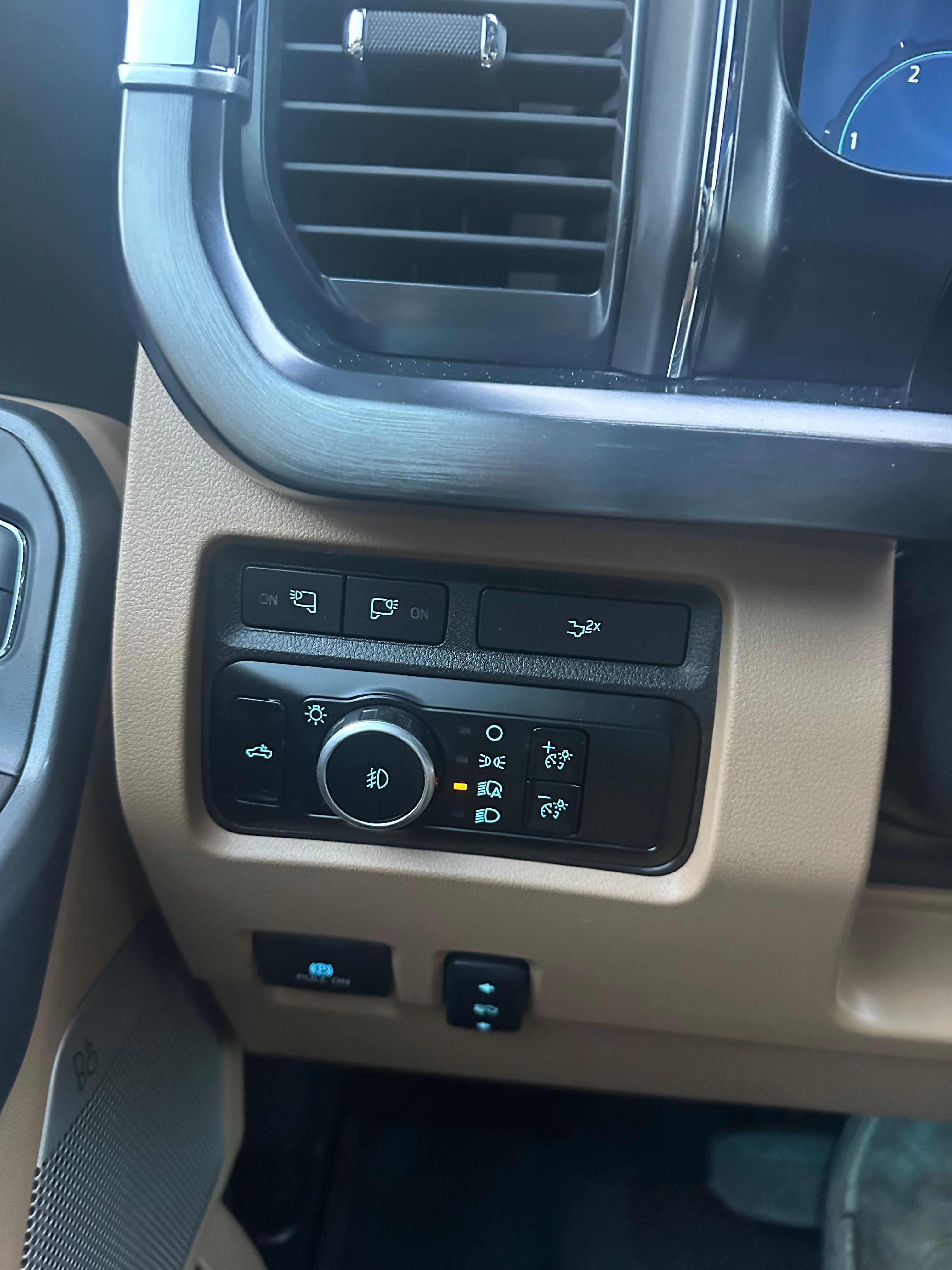 Used 2024 Ford F350 Lariat w/ Lariat Ultimate Package AWD/4WD image 15
