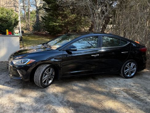 Used 2017 Hyundai Elantra Limited w/ Cargo Package FWD image 4