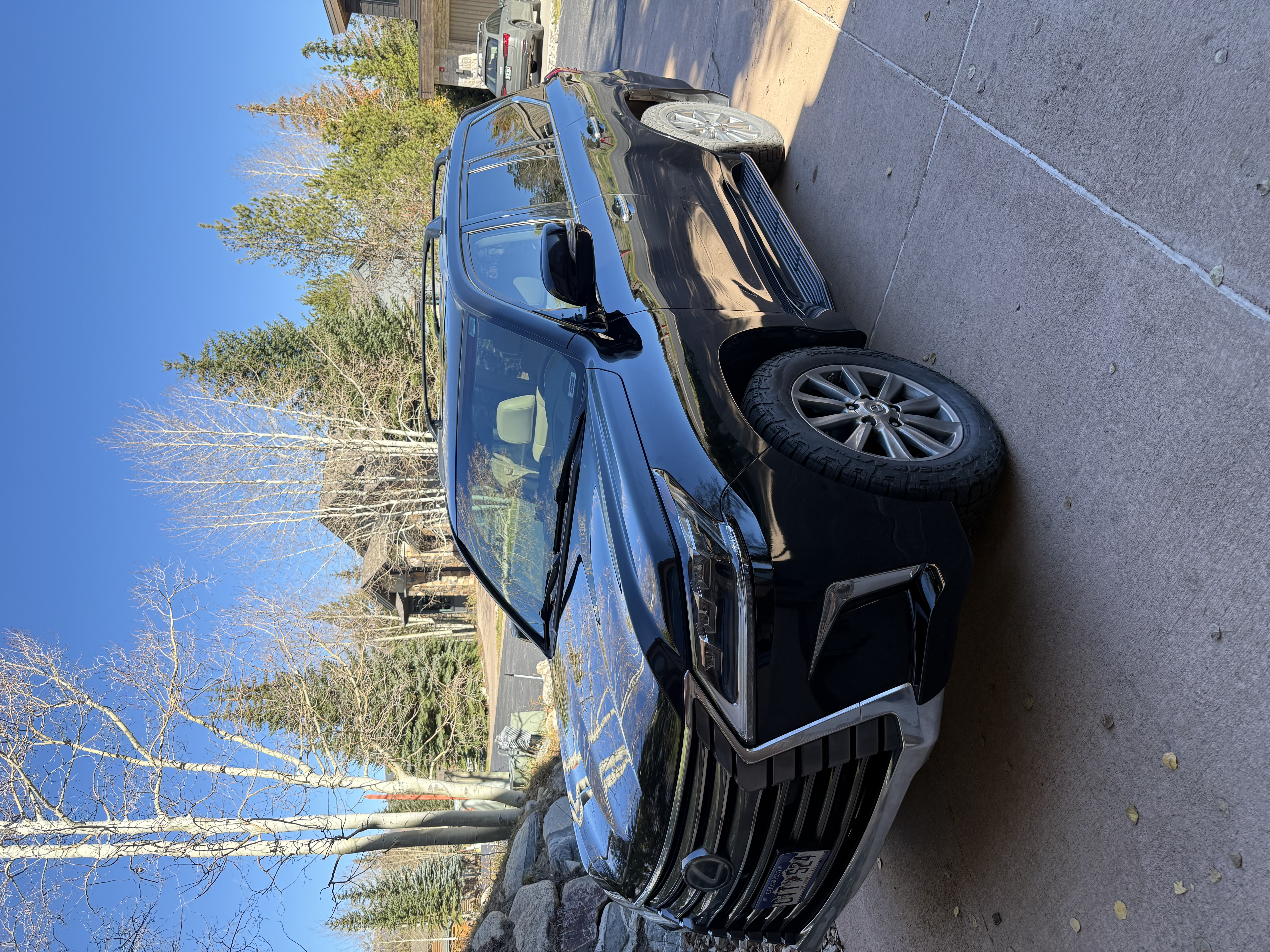 Used 2016 Lexus LX 570 4WD w/ Luxury Package image 2