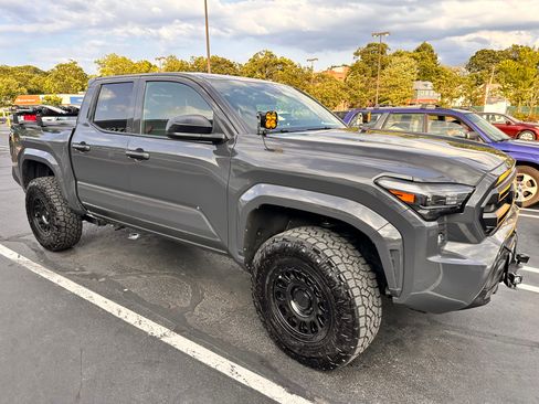 Used 2025 Toyota Tacoma SR AWD/4WD image 1