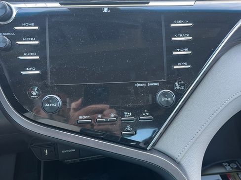 Used 2018 Toyota Camry XLE image 4