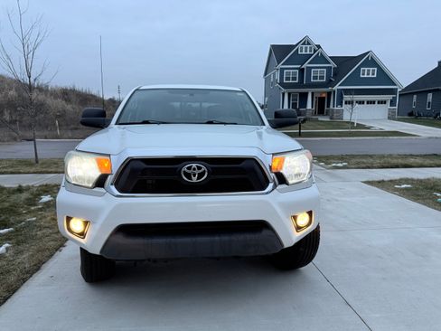 Used 2013 Toyota Tacoma Pickup 4D 5 ft image 2