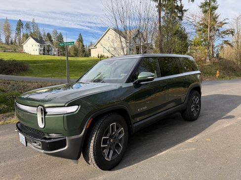 Used 2025 Rivian R1S Adventure image 1