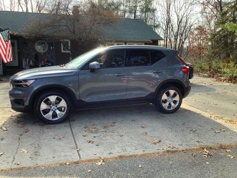 Used 2021 Volvo XC40 T5 Momentum image 6