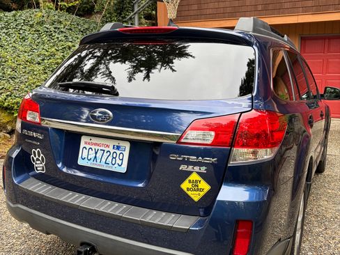 Used 2011 Subaru Outback 2.5i Limited w/ PWR Moonroof Pkg AWD/4WD image 6