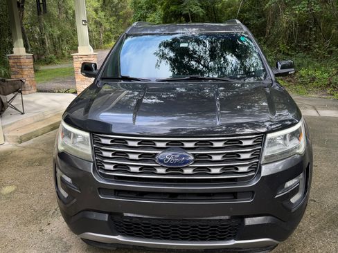 Used 2017 Ford Explorer XLT w/ Equipment Group 202A FWD image 2