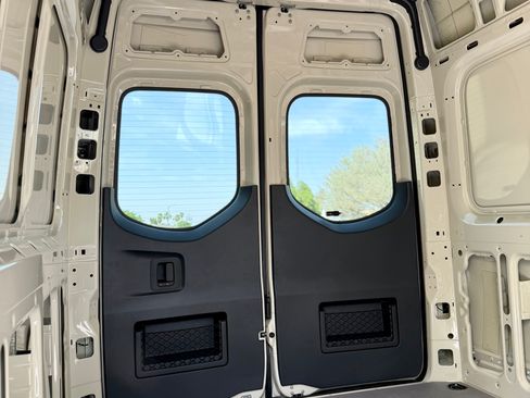 Used 2022 Mercedes-Benz Sprinter 2500 image 12