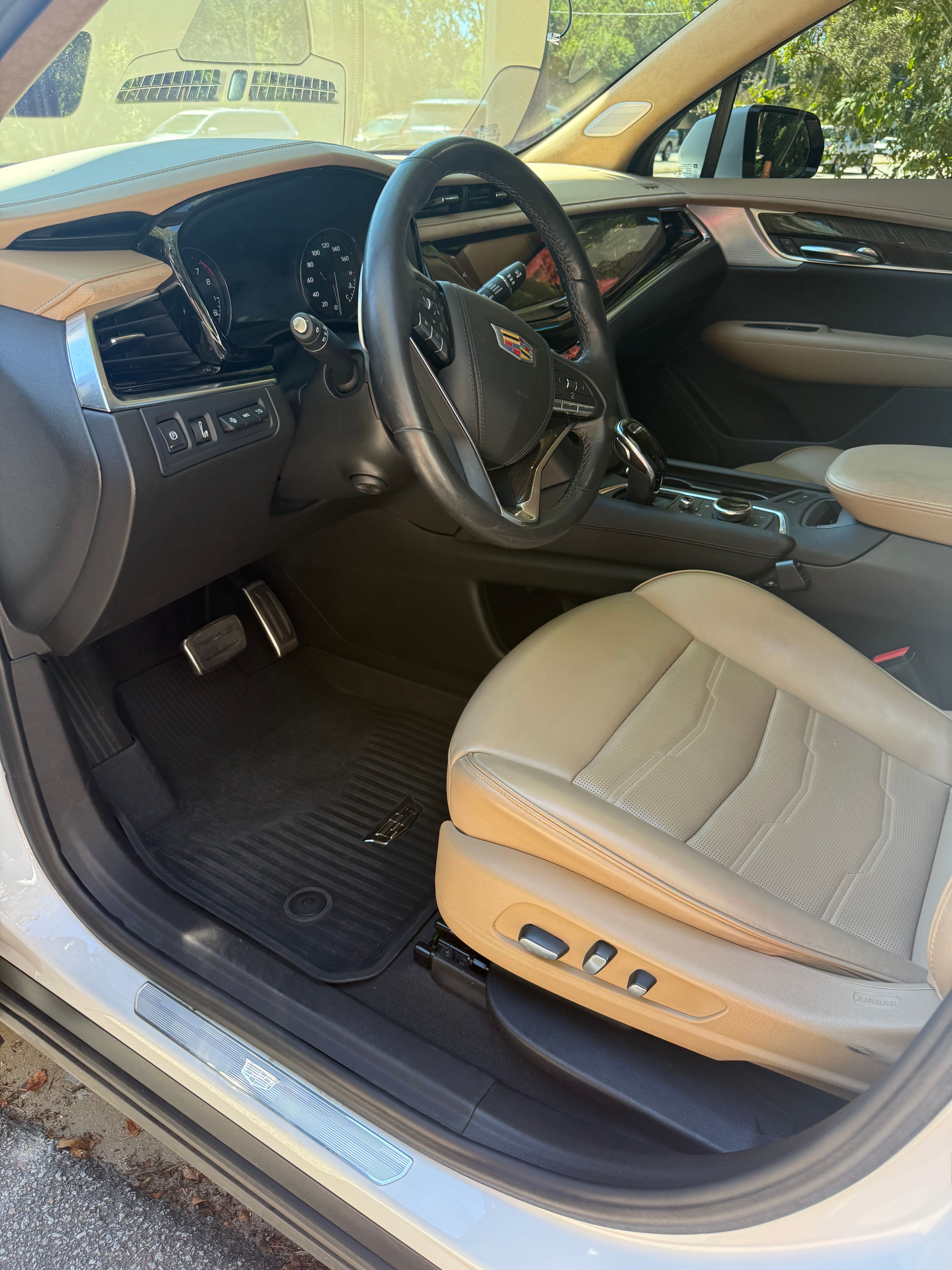 Used 2023 Cadillac XT6 Sport w/ Platinum Package AWD/4WD image 9
