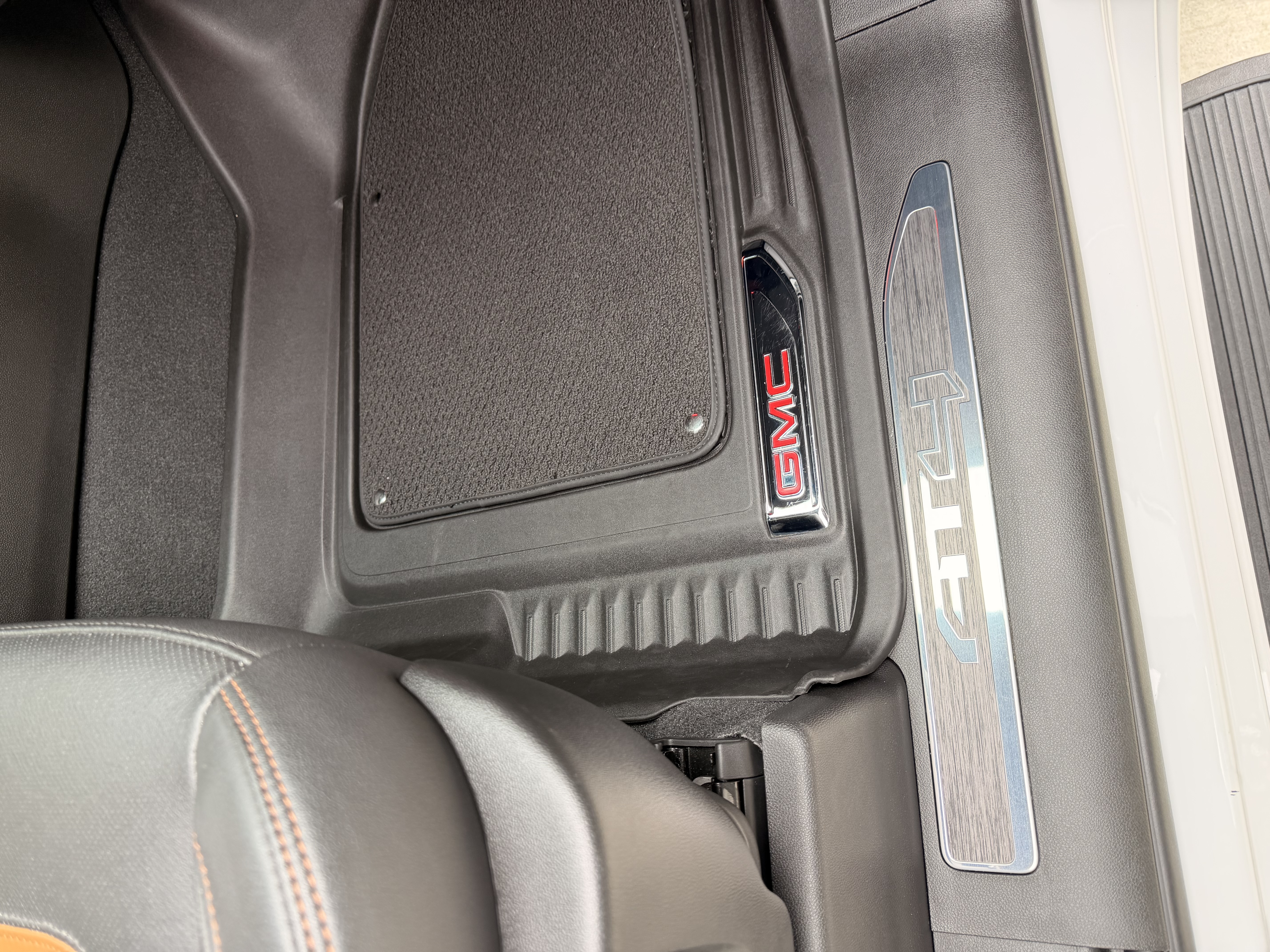 Used 2022 GMC Sierra 1500 AT4 w/ AT4 Premium Package AWD/4WD image 14
