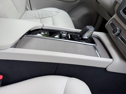 Used 2023 Volvo XC90 B6 Plus w/ Protection Package Premier image 10