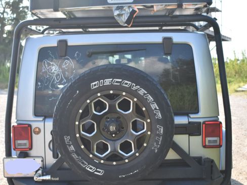 Used 2014 Jeep Wrangler Unlimited Sahara image 8