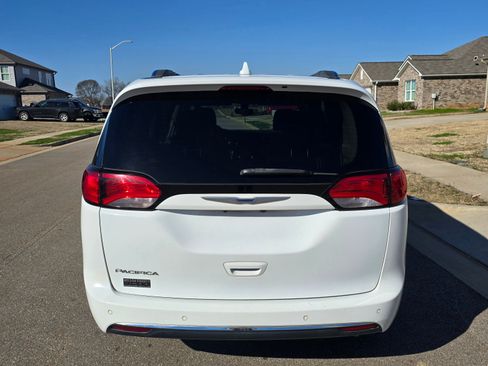 Used 2018 Chrysler Pacifica Touring-L image 8