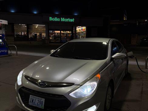 Used 2012 Hyundai Sonata Hybrid image 2