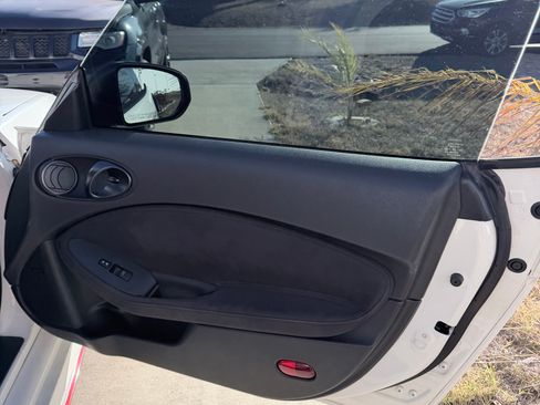 Used 2015 Nissan 370Z NISMO image 21