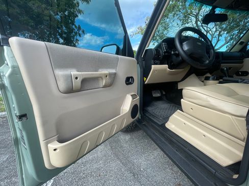 Used 2003 Land Rover Discovery S image 16