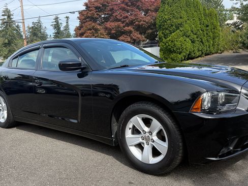 Used 2013 Dodge Charger SXT RWD image 1