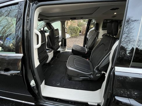 Used 2023 Chrysler Pacifica Limited w/ Uconnect Theater Family Group image 6