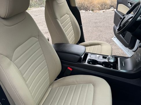 Used 2020 Ford Edge SE FWD image 21