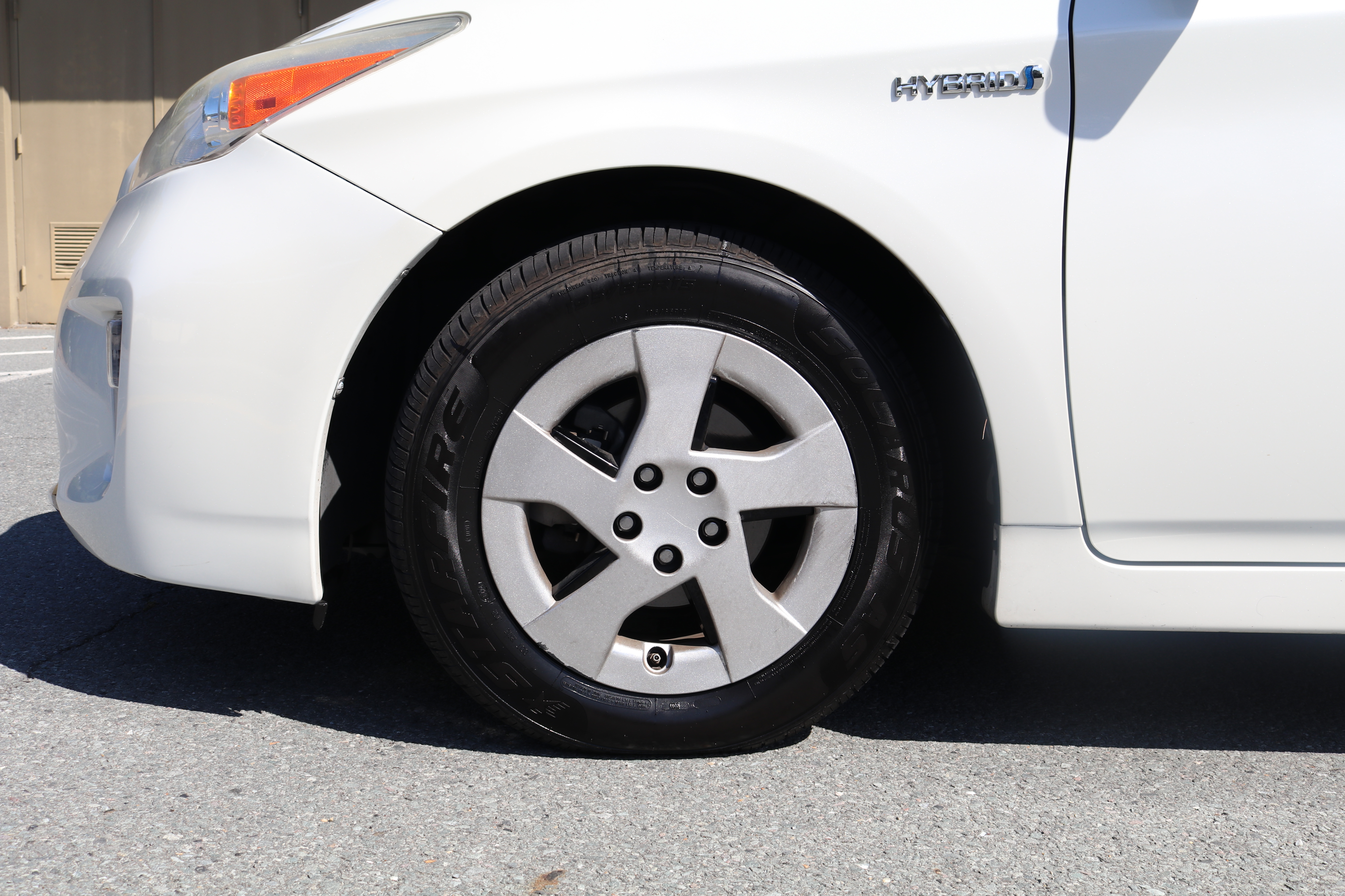 Used 2015 Toyota Prius Four w/ Deluxe Solar Roof Package FWD image 2