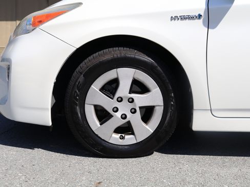 Used 2015 Toyota Prius Four w/ Deluxe Solar Roof Package FWD image 2