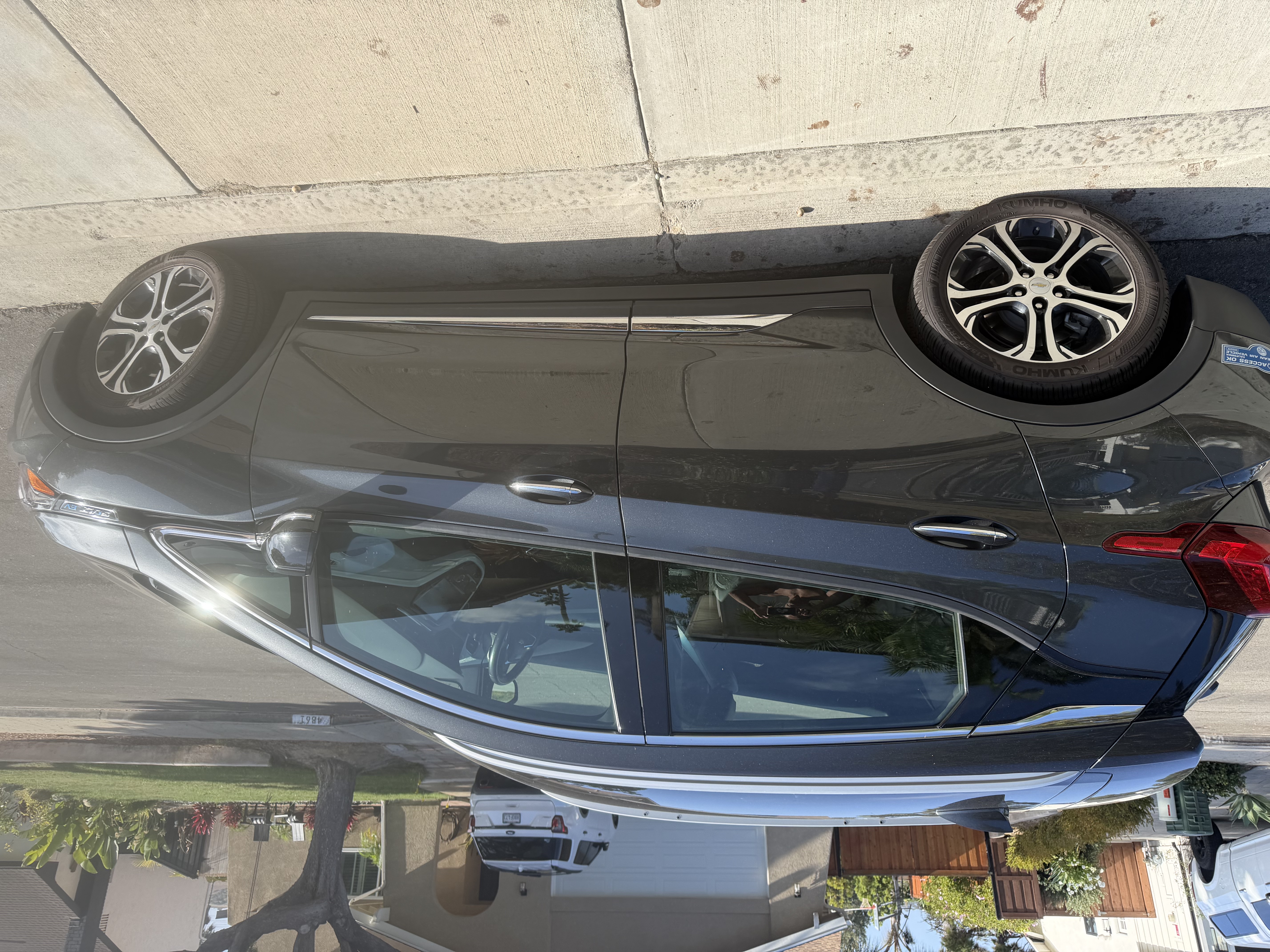 Used 2020 Chevrolet Bolt Premier w/ Infotainment Package FWD image 9