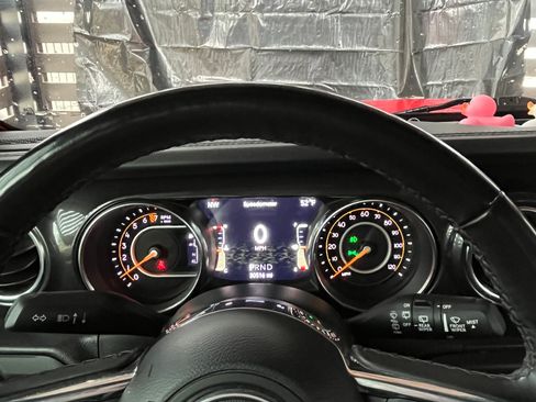 Used 2022 Jeep Wrangler Unlimited Sahara image 9