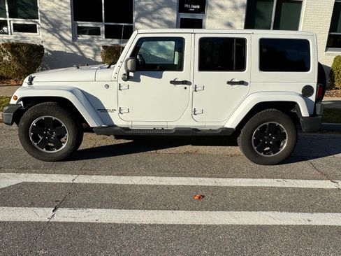 Used 2012 Jeep Wrangler Unlimited Sahara image 1