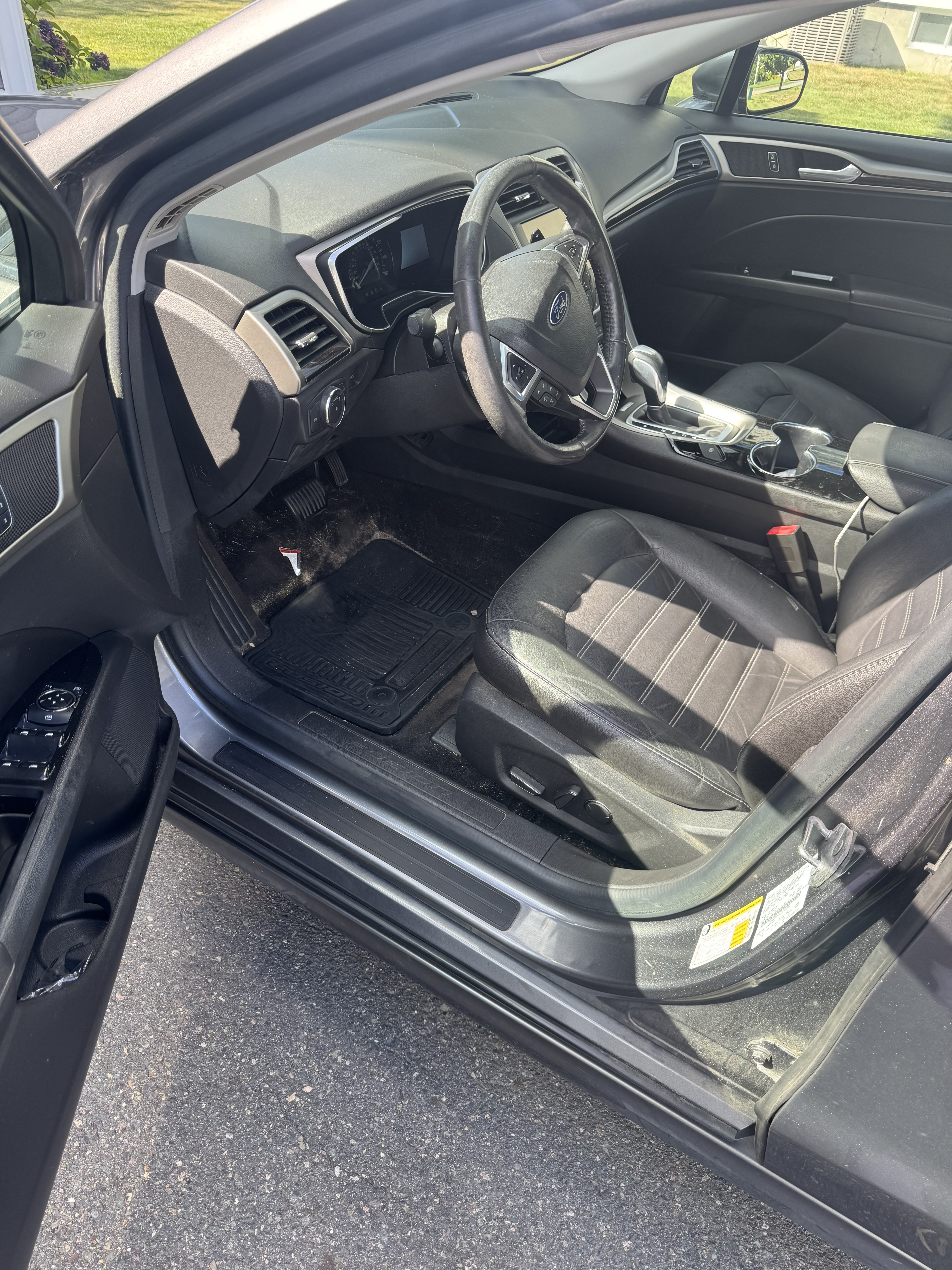Used 2014 Ford Fusion SE w/ Equipment Group 202A FWD image 2
