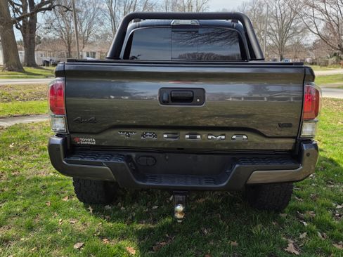 Used 2021 Toyota Tacoma Limited image 9