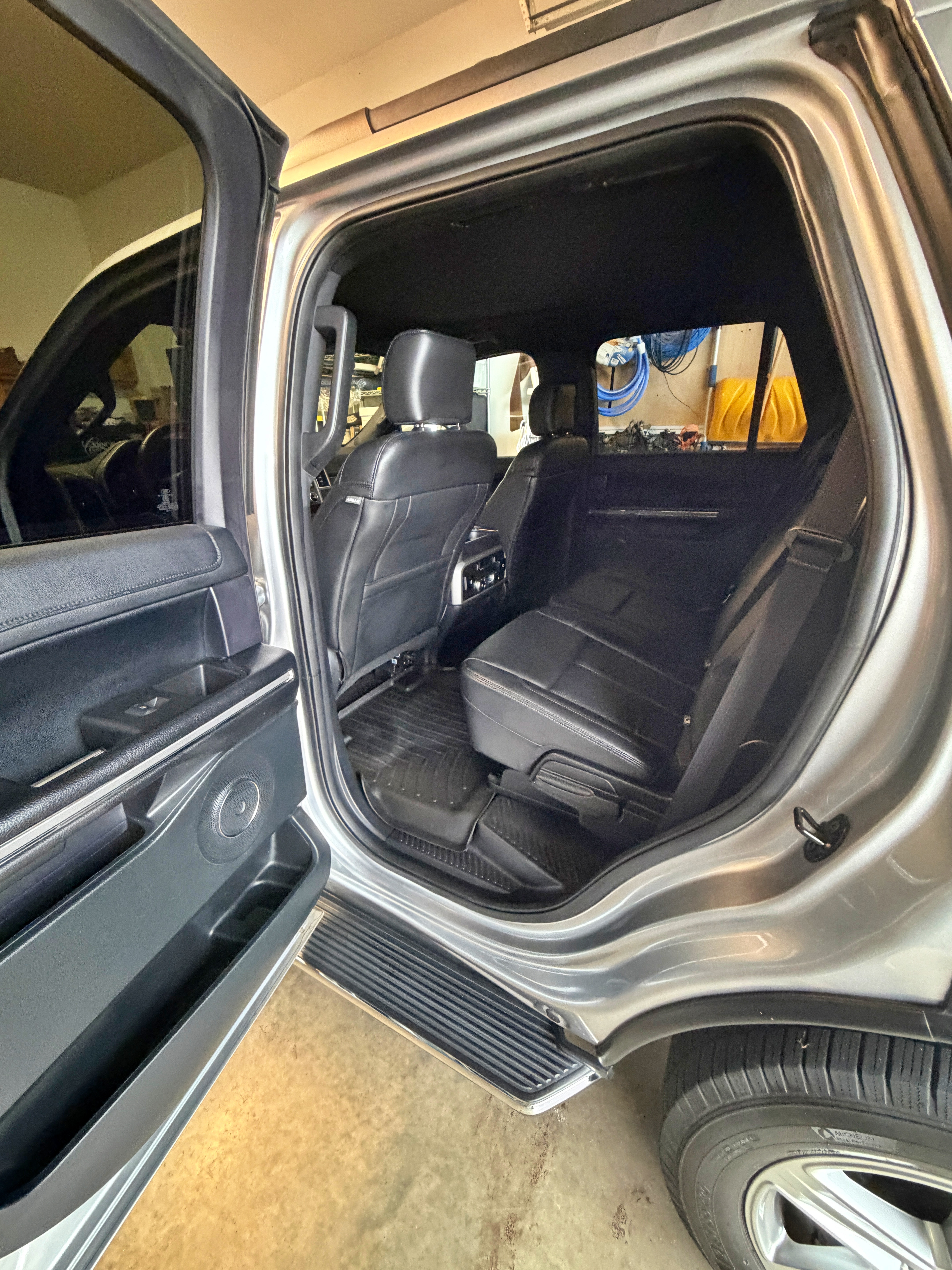 Used 2020 Ford Expedition XLT w/ Equipment Group 202A AWD/4WD image 9