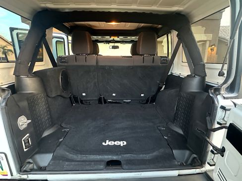 Used 2016 Jeep Wrangler Unlimited Rubicon w/ Connectivity Group image 13