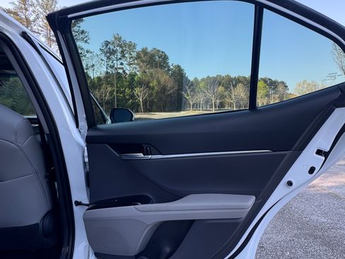 Used 2018 Toyota Camry SE w/ Moonroof Package image 14