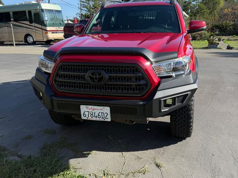 Used 2017 Toyota Tacoma TRD Off-Road image 2