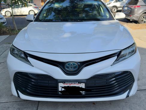 Used 2018 Toyota Camry LE FWD image 1