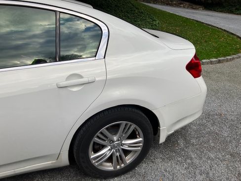 Used 2015 INFINITI Q40 Sedan 4D w/ Moonroof Package image 4