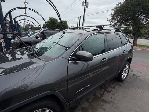Used 2017 Jeep Cherokee Limited FWD image 2