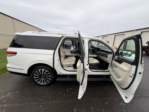 Used 2024 Lincoln Navigator L Black Label image 16