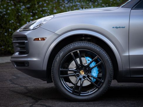 Used 2022 Porsche Cayenne Platinum Edition image 9