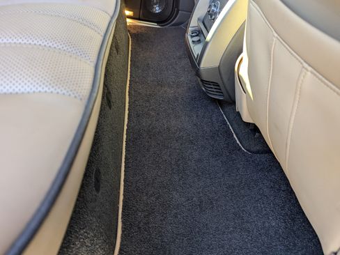 Used 2010 Land Rover Range Rover HSE image 17