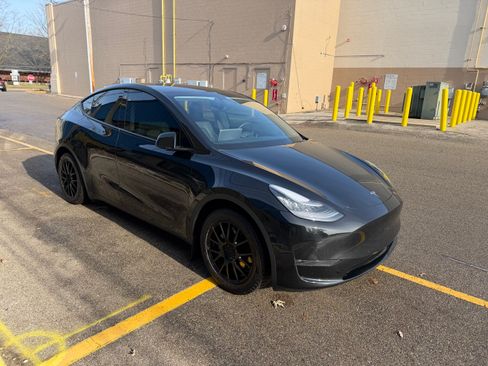 Used 2021 Tesla Model Y Long Range image 2