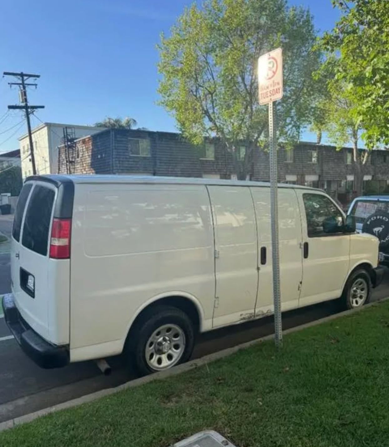 Used 2014 Chevrolet Express 1500 RWD image 3